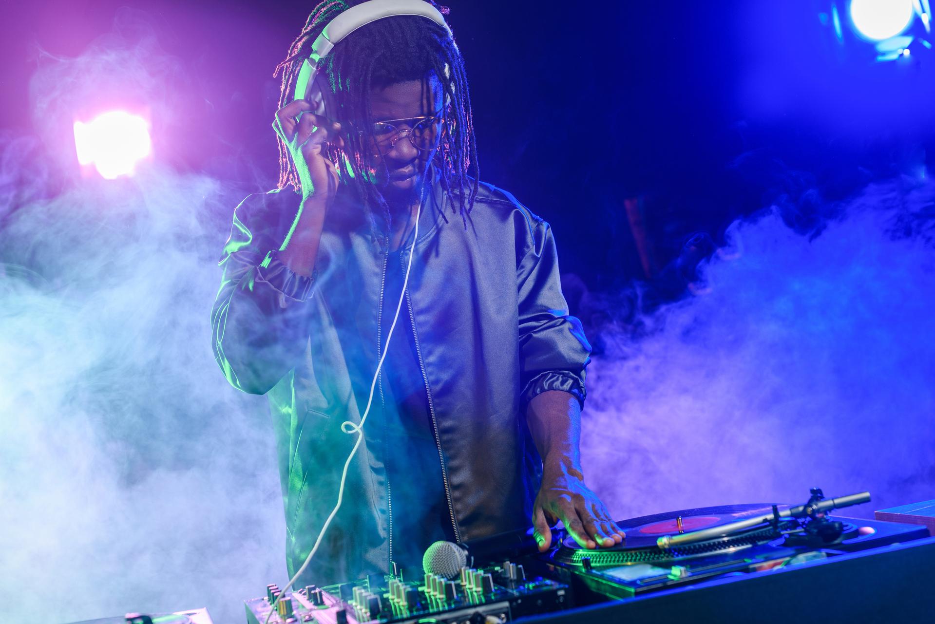 professional-african-american-club-dj-in-headphone-X8LYRDG.jpg